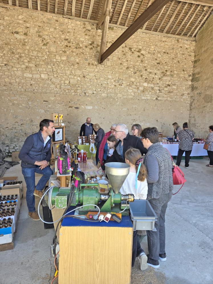 Outre le calibrage des œufs, la démonstration de fabrication de farine avec le moulin artisanal et de la production de pâtes fraîches, à la ferme des Galaches à Chaintreaux (Seine-et-Marne), le printemps à la ferme, c'est aussi un marché de producteurs et un lieu de restauration du terroir. 