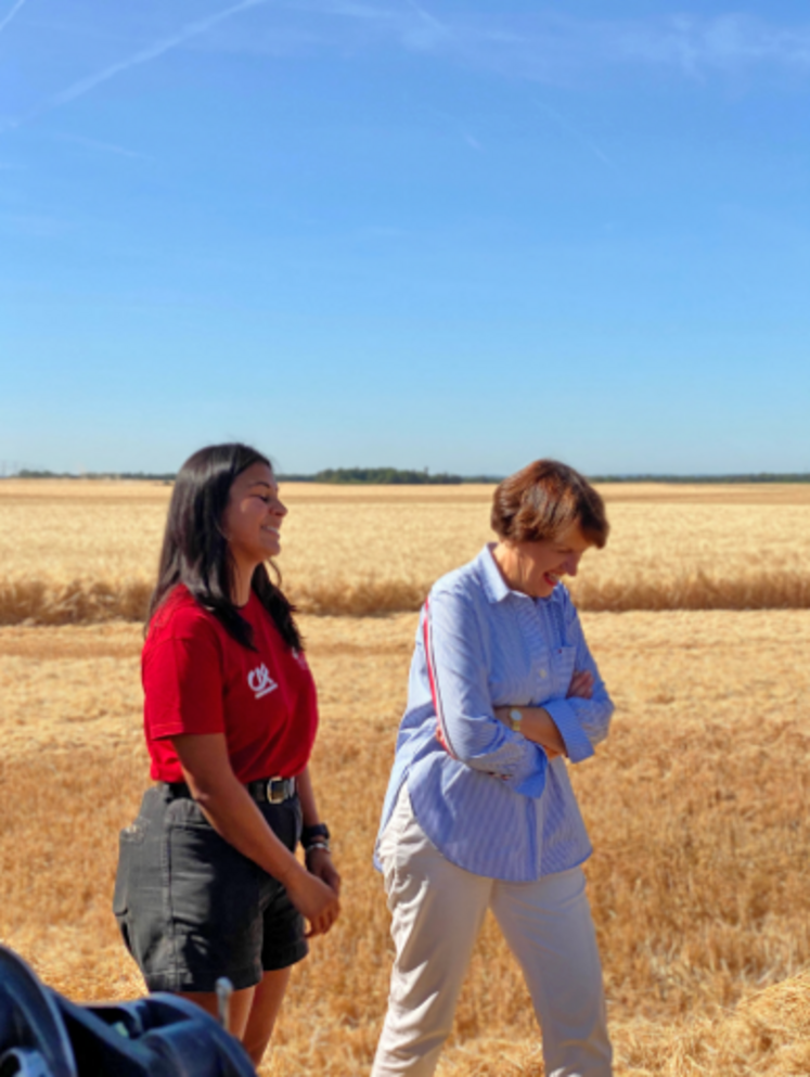 Annie Genevard, ministre de l’Agriculture, s’est rendue sur l’exploitation de Stéphanie Voiturin, secrétaire générale des JA 45, pour échanger avec les jeunes agriculteurs du Loiret sur l’installation, les moissons et les réalités du terrain.