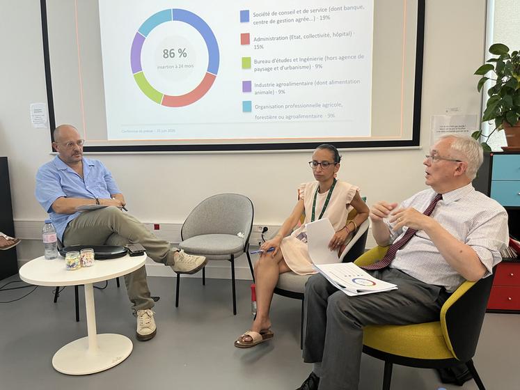 Laurent Buisson, directeur général d’AgroParisTech, et Siham Lachgar, responsable de la vie étudiante, ont organisé une conférence de presse pour présenter la vie de l'école et ses formations.