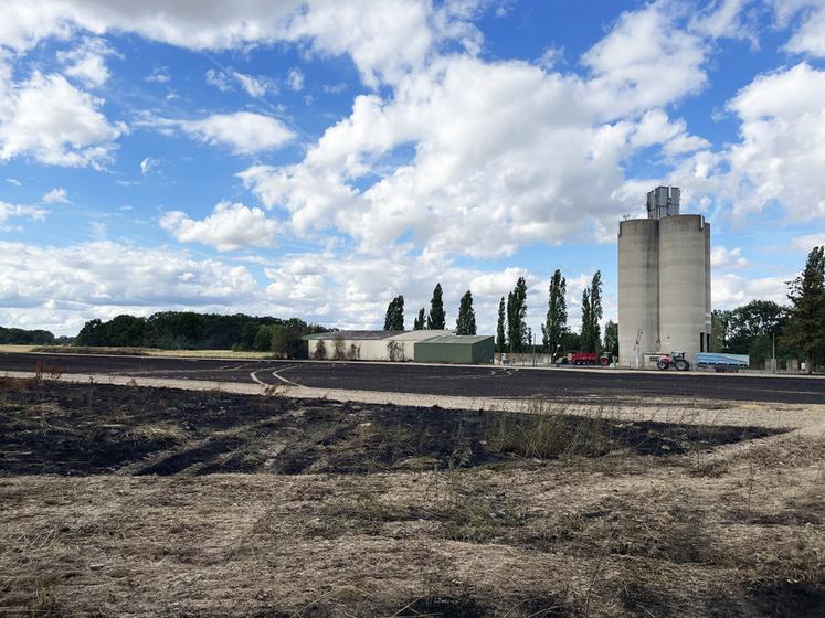 À Perthes-en-Gâtinais, cinq hectares sont partis en fumée à proximité du silo de la coopérative Valfrance. 