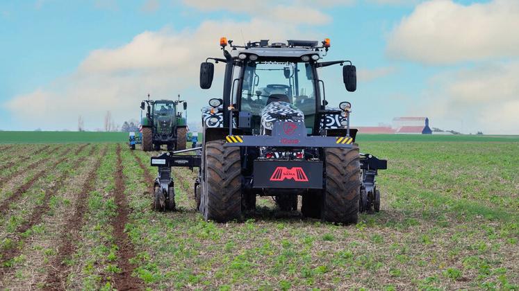 Le travail en jumeau permet à l'agriculteur de conserver une surveillance directe sur le tracteur autonome.
