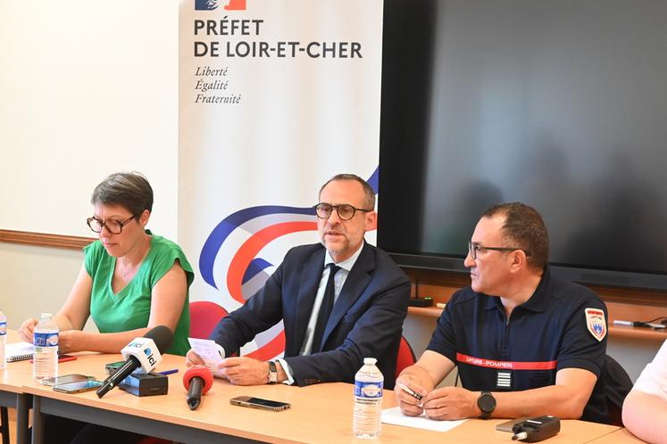 Mercredi 8 juillet, Joseph Zimet, préfet de Loir-et-Cher, accompagné du colonel Mohammed Kharraz, directeur départemental du Sdis 41, a souligné la solidarité des agriculteurs pour limiter la propagation des feux. 