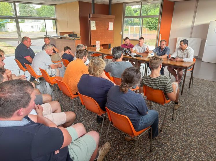 Lundi 13 juillet, à Thiron-Gardais. Jeunes agriculteurs et la FNSEA d'Eure-et-Loir invitent céréaliers et éleveurs pour trouver des solutions pour nourrir le bétail faute de maïs.