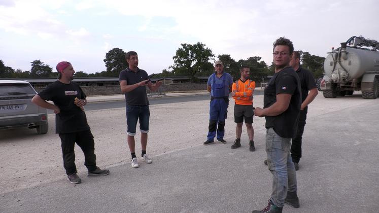 Coordonnés par la FDSEA de Seine-et-Marne, les agriculteurs volontaires sont présents jour et nuit.