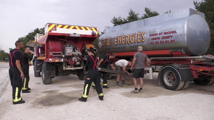 Depuis dimanche après-midi, plus de 50 agriculteurs viennent en aide aux pompiers avec des cuves à eau à disposition.