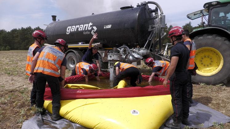 Soixante tracteurs et cuves à eau sont venus en renfort pour alimenter les pompiers au plus près des massifs forestiers.