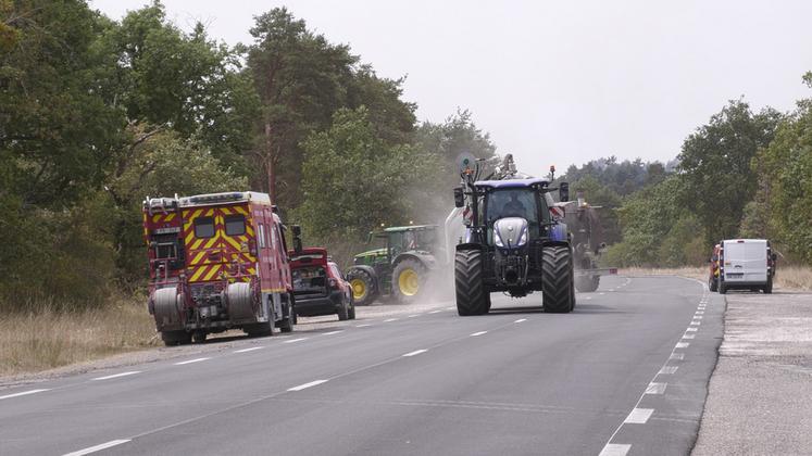 Pendant une semaine, le ballet des tracteurs était incessant aux côtés des pompiers.