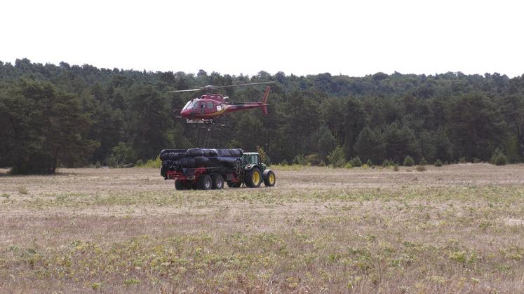 Des bennes agricoles ont servi de réservoirs pour que les hélicoptères viennent écoper.