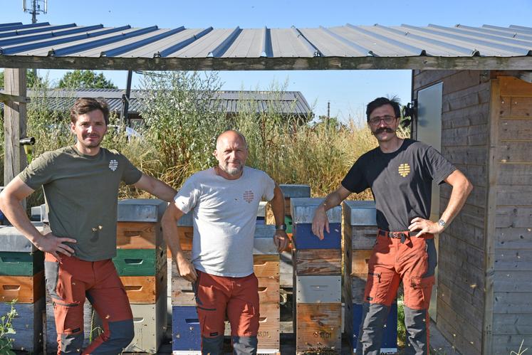 Le 9 juillet, à La Ferté-Saint-Aubin (Loiret). De g. à d., Noé Gaschaud, Olivier Blot et Jonas Gaschaud, trois des cinq membres de Miel 1991.