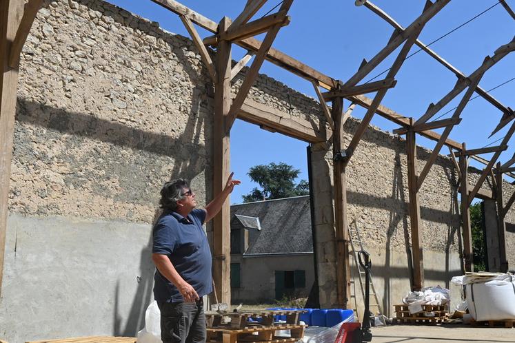 Désormais François-Xavier ne peut que constater les dégâts sur son bâtiment de stockage, en attendant les réparations. 