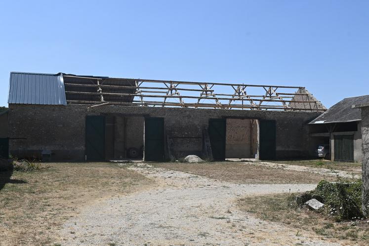À Villeromain, sur l'exploitation céréalière de François-Xavier Rone, l'orage du 27 juin dernier a arraché plus de 400 m2 de toiture en tôle sur son bâtiment de stockage principal.