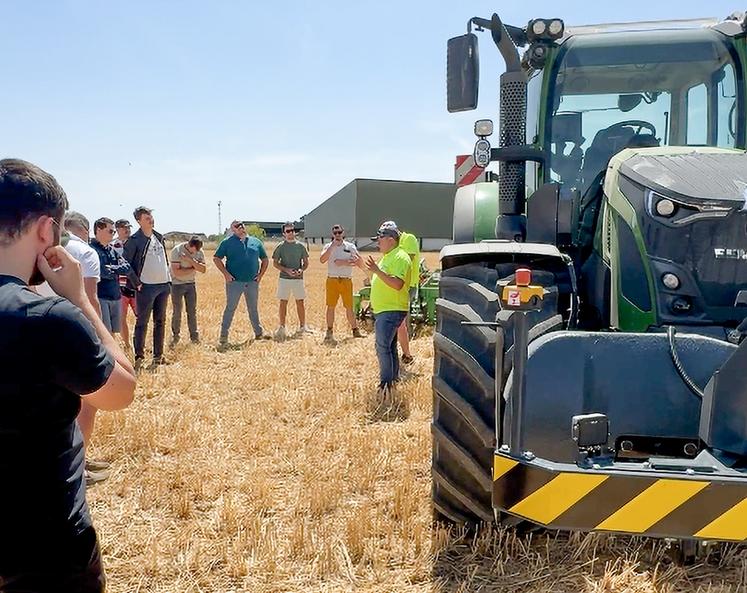 Vendredi 24 juillet, à Bisseau. Une vingtaine d'agriculteurs assiste à la démonstration du tracteur autonome préparé par Latitude GPS.