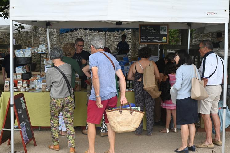 Les clients habitués et les touristes de passage ont pris d’assaut certains stands à l'approche de midi. L'occasion d'échanger entre consommateurs et producteurs.