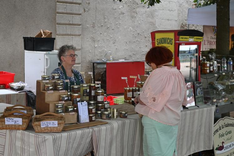 Les habitués du marché se sont rapidement dirigés vers leurs producteurs préférés pour effectuer leurs emplettes et retrouver les saveurs locales qu'ils apprécient.