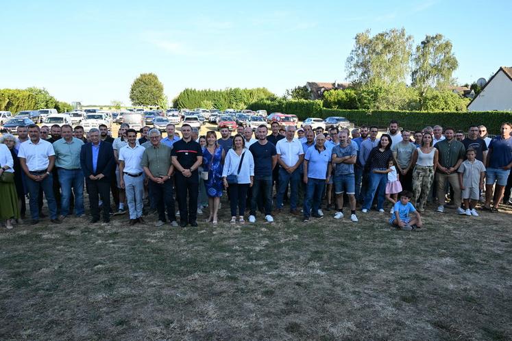 Tousson (Seine-et-Marne), vendredi 24 juillet. Les agriculteurs mobilisés lors des incendies en forêt de Fontainebleau ont reçu un hommage officiel.