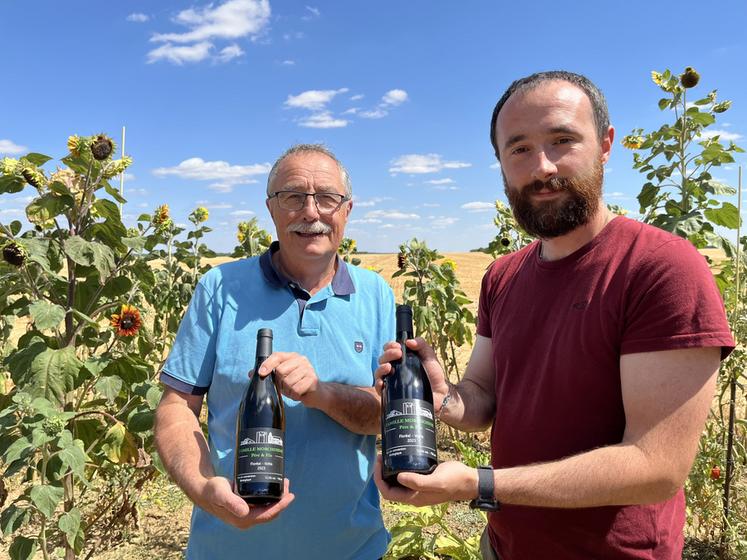 Lundi 27 juillet, à Morigny-Champigny (Essonne). Philippe, le père, et Pierre-Louis, le fils, Morchoisne ont lancé une activité viticole en marge de la transmission de l'exploitation.