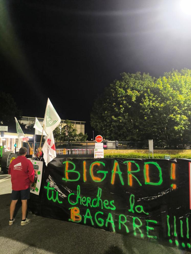 Mardi 28 juillet, à Cherré (Sarthe). « Nous avons besoin d'un cap et d'un avenir », sont venus dire les éleveurs bovins aux établissements Bigard.