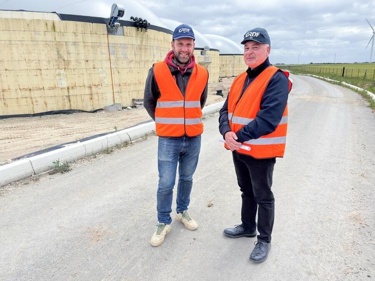 Mercredi 20 mai, à Terminiers. Charles Perdereau (à g.) fait partie des vingt-huit agriculteurs qui font tourner Terrenergies 360 et Jean-Michel Vappereau est le délégué territorial de GRDF.