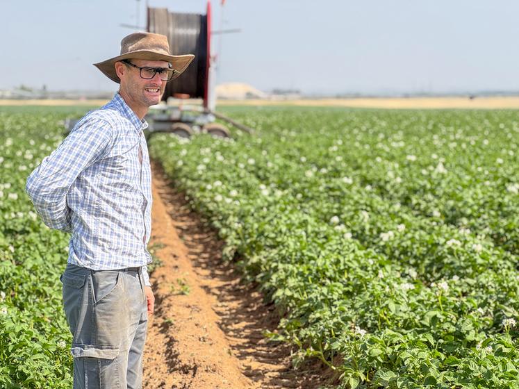 Le 23 juin, à Lutz (Eure-et-Loir). Jean-Baptiste Bourdeloup est parmi les premiers lauréats de la Bourse de recherche à la ferme. Avec son collègue Laurent Isambert, ils travaillent sur la biostimulation en pommes de terre.
