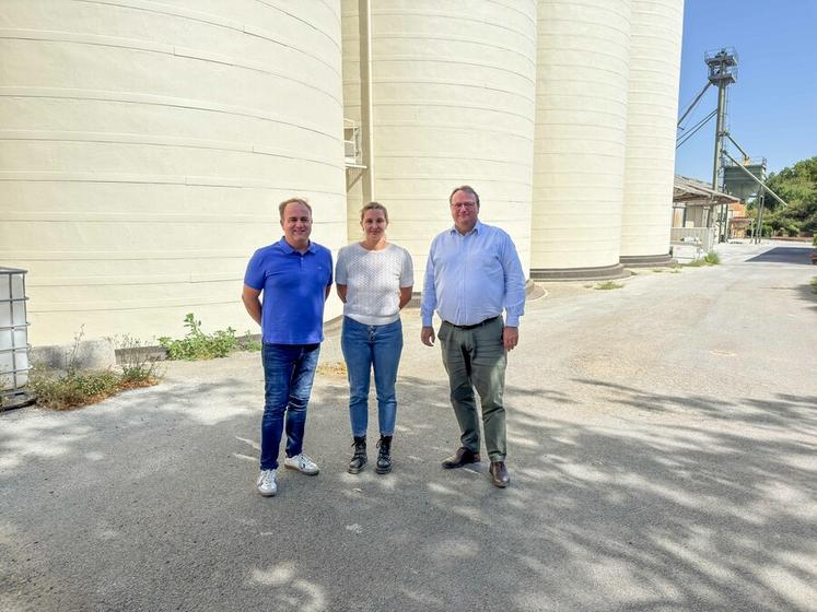 Le 21 juillet, à Bonneval (Eure-et-Loir). Le président de la Cabbep, Arnaud Mercier, et son directeur, Guillaume Rivet, encadrent la nouvelle responsable du suivi des filières, des audits et de la communication, Marie David.