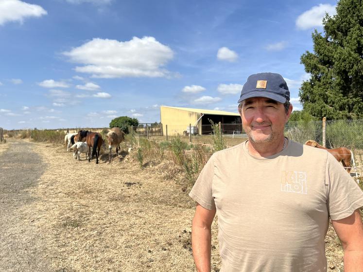 Jeudi 23 juillet, aux Molières (Essonne). En trente ans, Stéphane Masson-Deblaize a développé un centre équestre familial.
