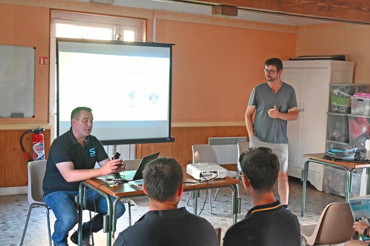 Le syndicat Prim'Holstein de Loir-et-Cher a organisé une soirée génétique jeudi 9 juillet à Épuisay avec une vingtaine de participants. 