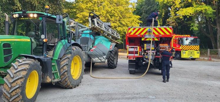 Fin juillet, les agriculteurs sont de nouveau venus prêter main forte aux pompiers faces aux deux importantes reprises de feu. 