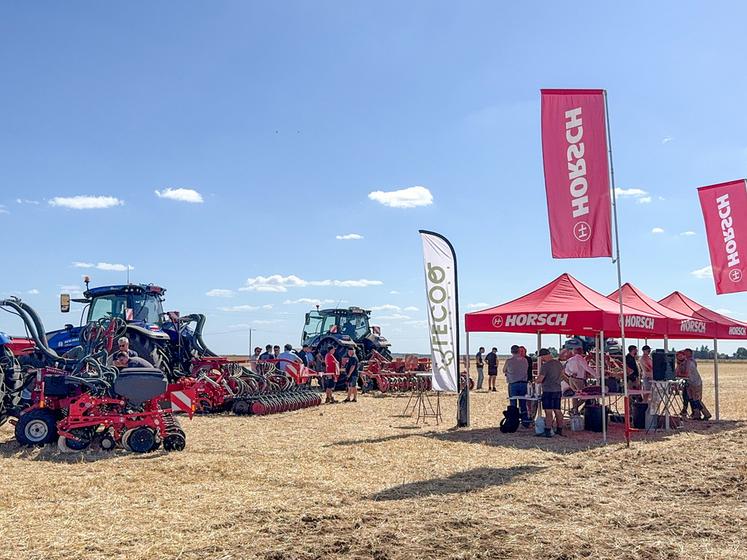Le 5 août, à Conan (Loir-et-Cher). Le groupe Lecoq, New Holland et Horsch se sont associés pour un afterwork ensoleillé autour de leurs produits.