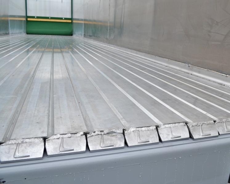Les remorques à fond mouvant alternatif reposent sur un plancher doté de barrettes en aluminium capables d’effectuer alternativement des mouvements de va-et-vient, afin de pousser le chargement vers l’arrière de la caisse ou de le ramener vers l’intérieur pour charger, par exemple, des big-bags.