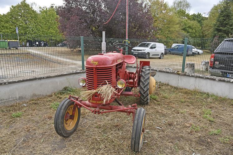 Les vieux matériels agricoles avaient aussi leur place au comice, à l’image de ce tracteur Massey-Harris exposé au public.