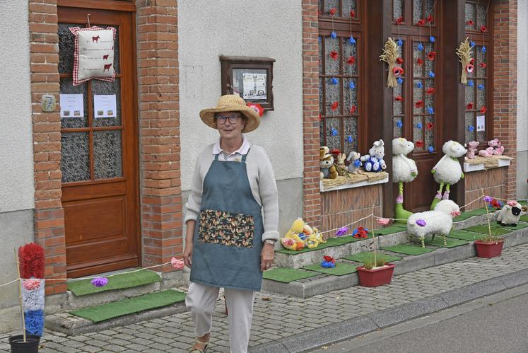 Habitants et commerçants ont participé à la fête en décorant façades et vitrines sur le thème du monde rural.