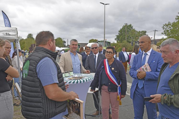 Valérie Martin, maire de Lorris, s’est rendue sur le stand de la FNSEA 45 (voir aussi en page 5), en compagnie de son président Sébastien Méry.