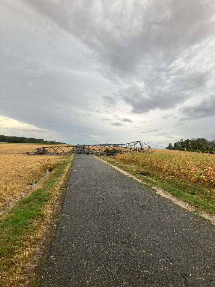 La Croix-en-Brie. Un pylône coupe la route. 