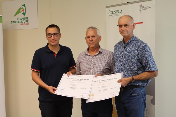 François Cazin, vigneron à Cheverny, a été récompensé lors du Concours général agricole. Il s'est vu remettre son prix lors d'une cérémonie organisée à la chambre d'Agriculture de Loir-et-Cher. 