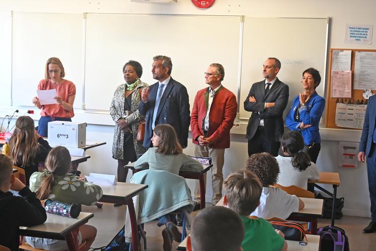 Mardi 1er septembre, à Blois. À l'occasion de rentrée scolaire, les élus locaux et les représentants de l'État, dont le préfet Joseph Zimet, ont échangé avec les équipes pédagogiques et les élèves de 6e du collège des Provinces.
