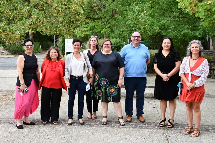 Chailly-en-Brie, lundi 31 août. L'équipe de direction de La Bretonnière avec, de g. à d., Nora Boudjadja, responsable vie de centre CFA, Caroline Bouhours, directrice du CFA, Claire Le Bigot, directrice régionale adjointe de l'Agriculture et de la Forêt, Céline Prévost, CPE du lycée, Valérie Rinteaux, directrice de l'établissement et proviseure du lycée, Xavier Demante, secrétaire général, K. Attal, responsable pédagogique CFA, et Cécile Dumas, proviseure-adjointe du lycée.