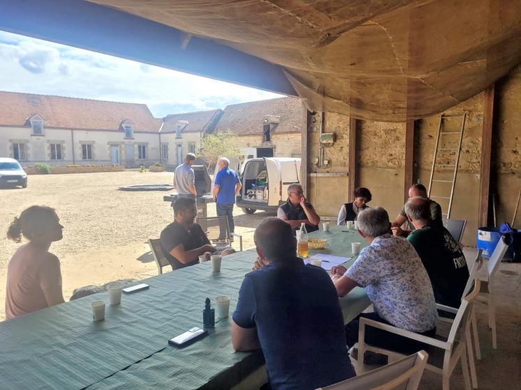 Jeudi 10 septembre, à Sigloy. Une dizaine d’agriculteurs ont répondu à l'invitation de la FNSEA 45 autour d'un barbecue.