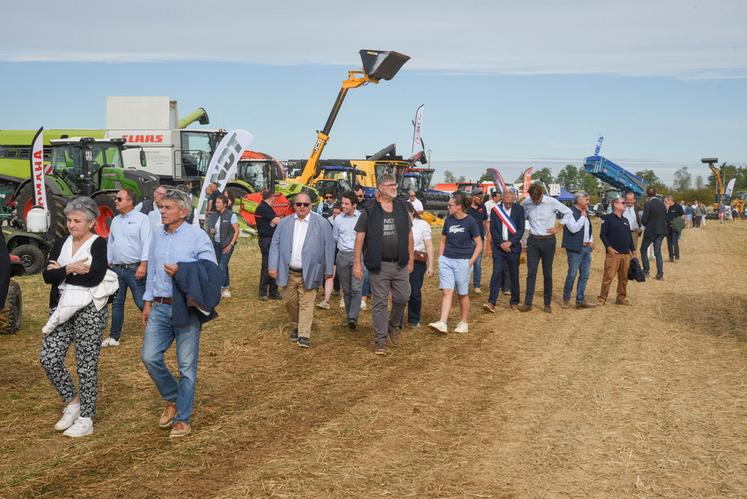 Élus, représentants de l'État, responsables d'organisations professionnelles agricoles ou d'associations ont visité chaque stand au fil de la matinée.