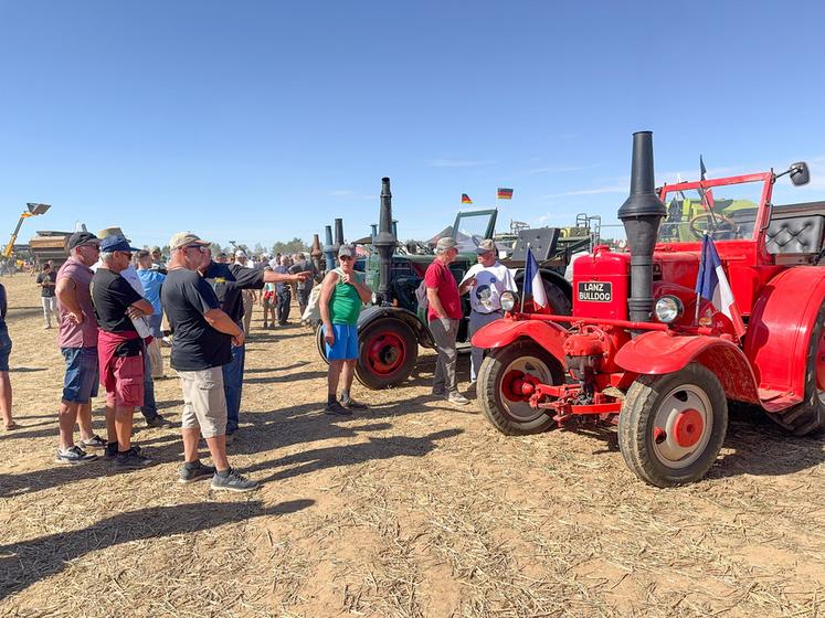 Le club Lantz a amené une impressionnante collection de tracteurs à « boule chaude » et proposé quelques balades pétaradantes sur le site.