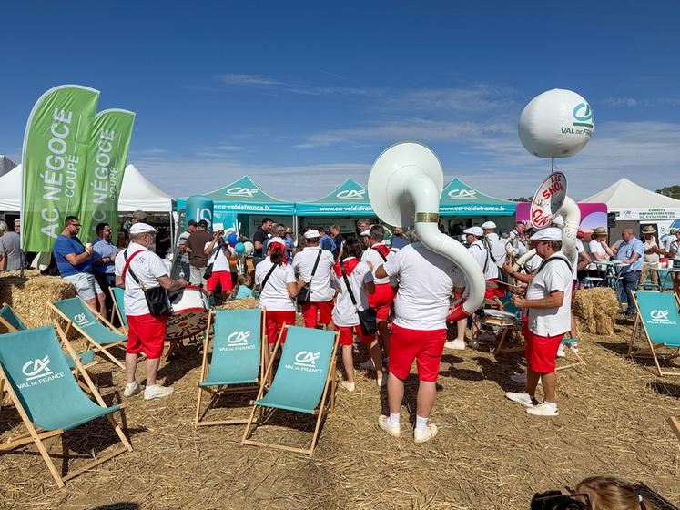 La fanfare bonnevalaise Les shows du cuivre a animé la Fête de ses airs entraînants.