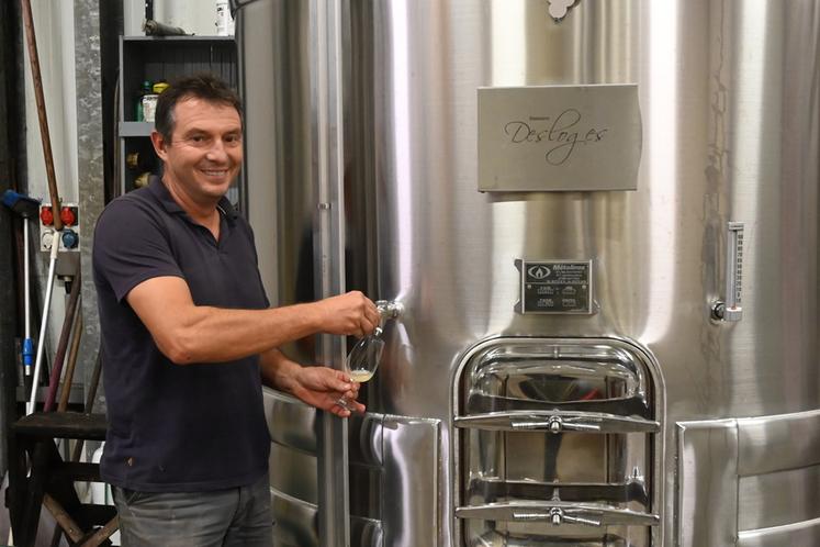 Cyril Desloges, vigneron à Monthou-sur-Cher, a vécu des vendanges estivales particulièrement précoces et rapides avant d’entamer la vinification d’un millésime 2026 atypique.