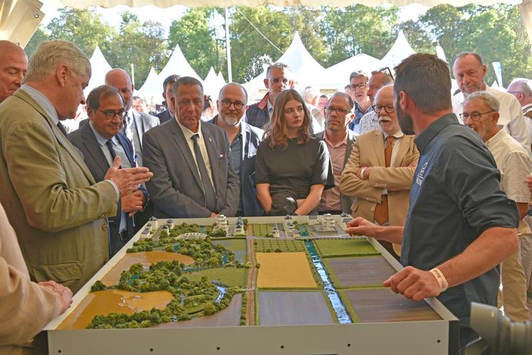 Sur le stand de la Fédération de pêche du Loiret, une maquette a servi de support aux échanges avec les officiels sur l’eau et les cours d’eau.