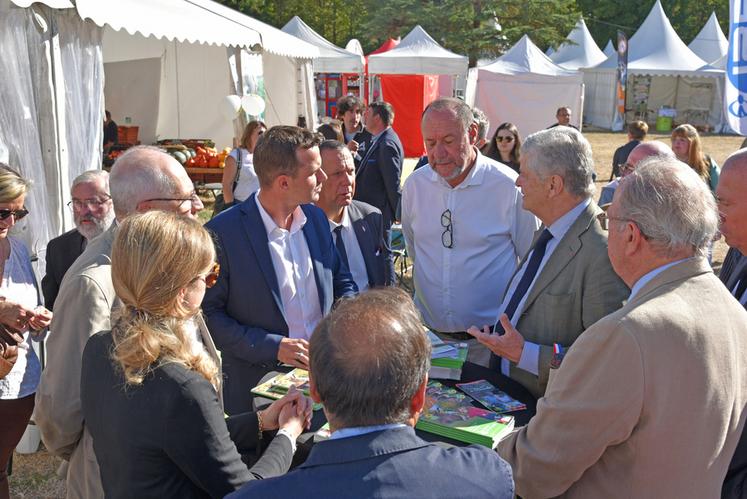 Le président de la chambre d’Agriculture du Loiret, Valentin Caron, a accueilli les officiels lors de leur visite des stands.