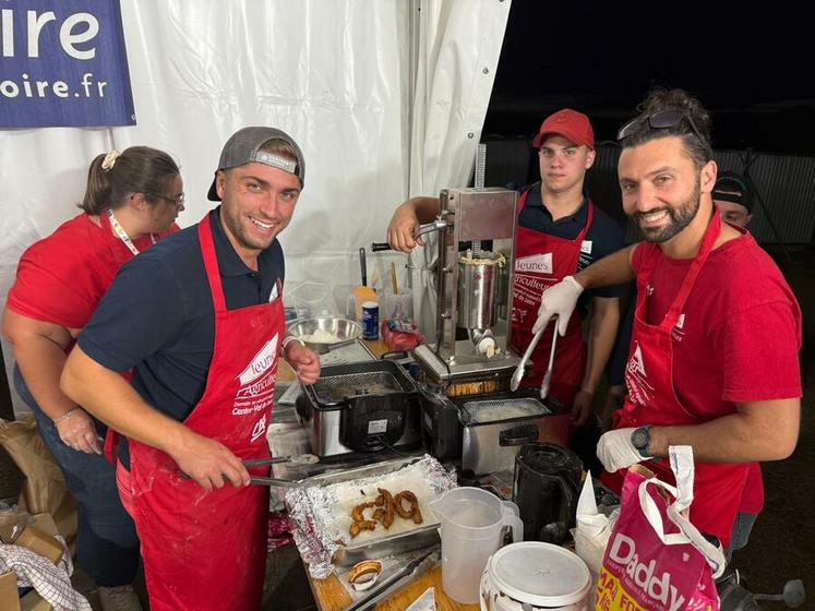 Les JA Centre-Val de Loire ont mis la main à la pâte pour régaler les visiteurs avec leurs churros.