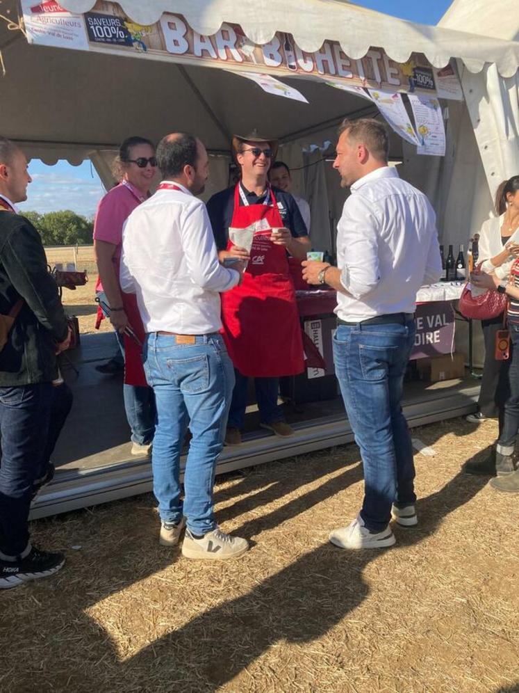 Jean-Baptiste Piget, JA Centre-Val de Loire, en compagnie de Christophe Hansen, commissaire européen à l’agriculture et au développement rural, autour d’une dégustation de churros au Bar Bichette.