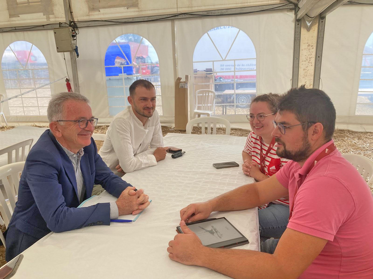 À Aigurande (Indre), les Jeunes agriculteurs de Centre-Val de Loire ont profité de Terr’agri pour échanger avec François Bonneau sur les difficultés rencontrées dans les exploitations et sur les enjeux de l’installation.