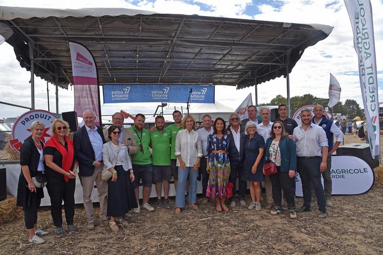 Courpalay, dimanche 13 septembre. Élus et responsables professionnels à l'issue des discours officiels.