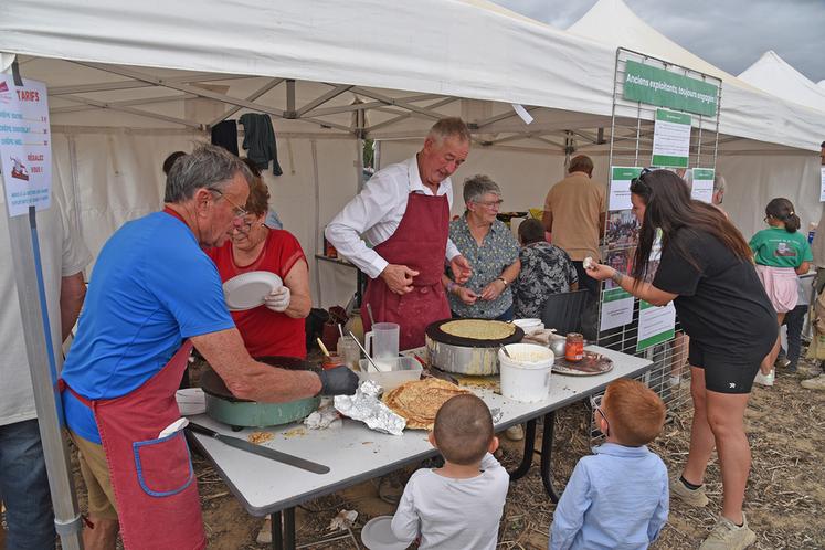 Nouveauté, les membres de la section des anciens proposaient des crêpes. Au regard de la file qui s'est étirée tout au long de la journée, le succès a été au rendez-vous.