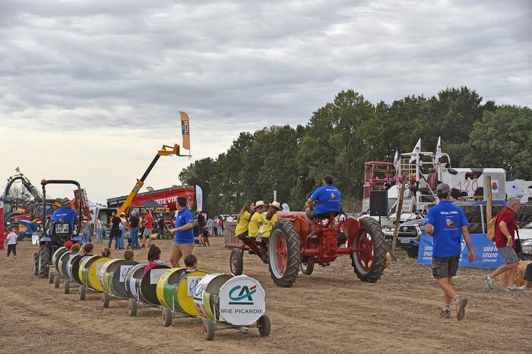 Petit train et tracteurs à pédales ont sillonné le terrain tout au long de la journée. 