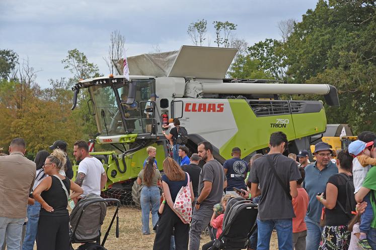 Le Festival de la terre, ce sont aussi des baptêmes de tracteur, de moissonneuse-batteuse ou des tours de quad, sans oublier les vols en hélicoptère.